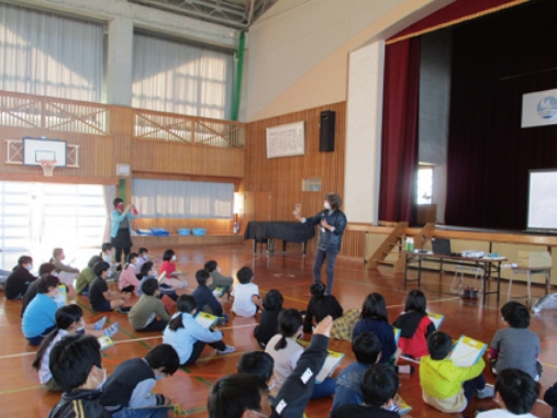 Photograph：On-site classes on cranes and the Ramsar Convention